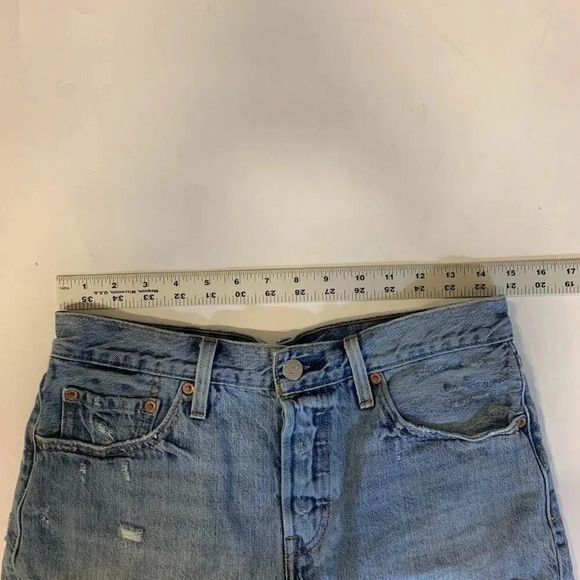 Levi's Women's 501 Classic Straight 5 Pocket Distressed Raw Hem Jean Short SZ 27 - Picture 9 of 11